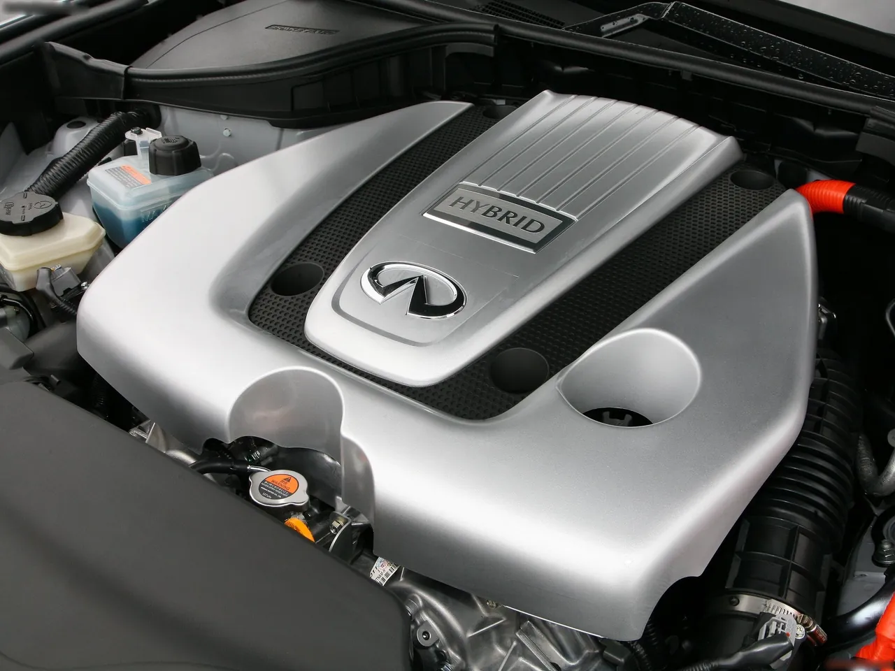 Infiniti M35h (2011) – motorový prostor
