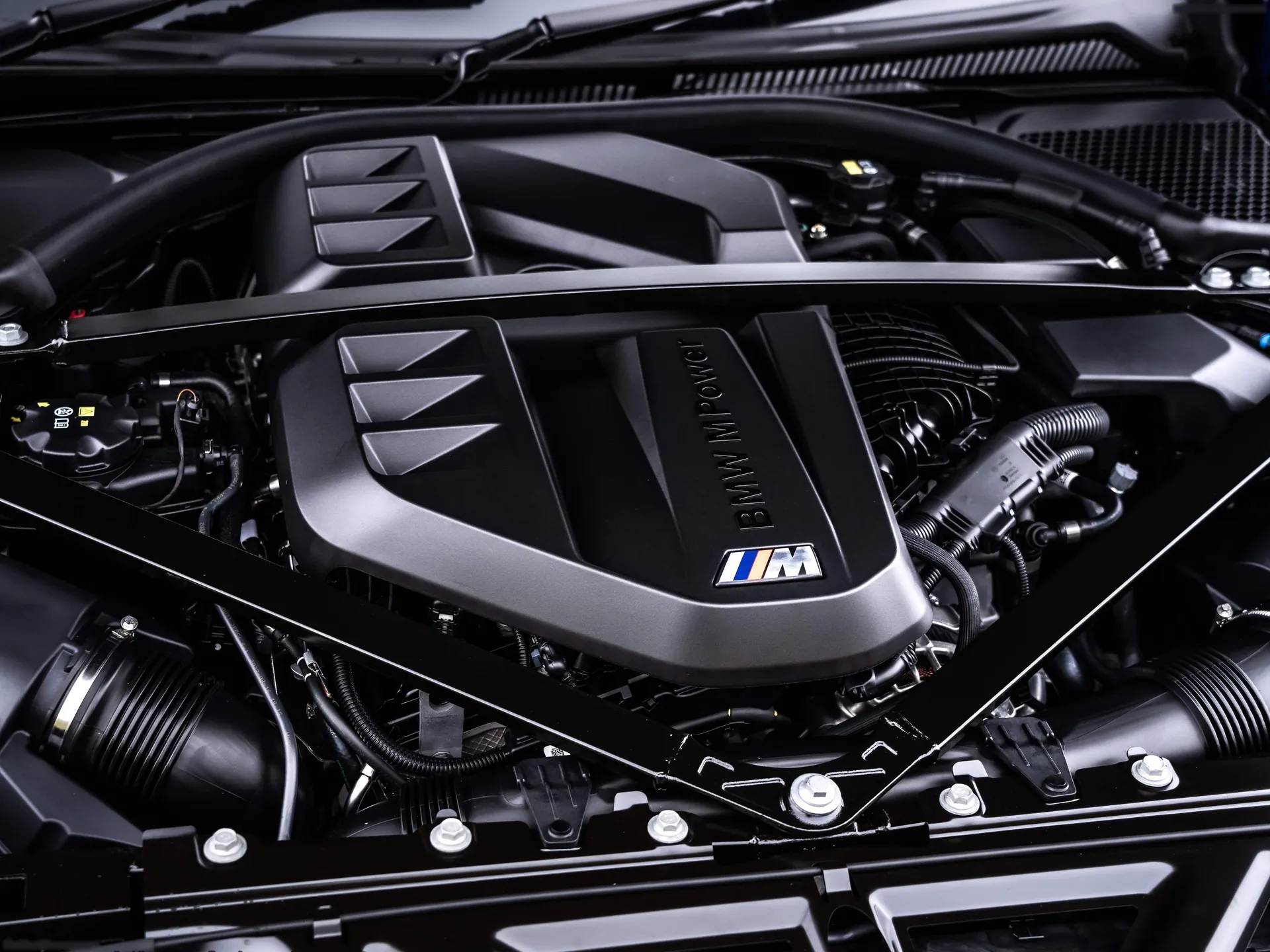 BMW M3 Competition Touring [UK] (2023) – motorový prostor