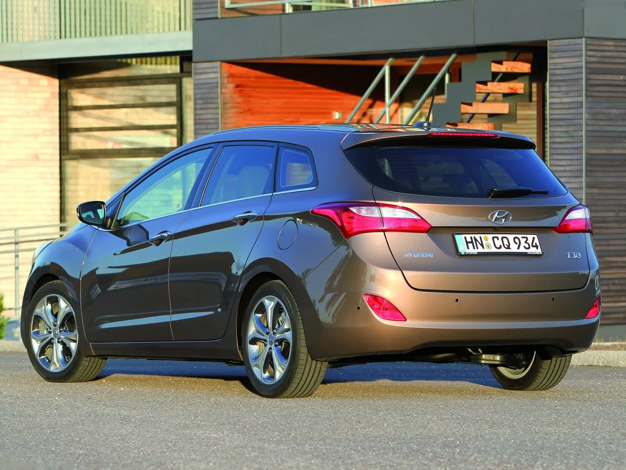 Hyundai i30 Wagon (2013) – zadní tříčtvrteční pohled