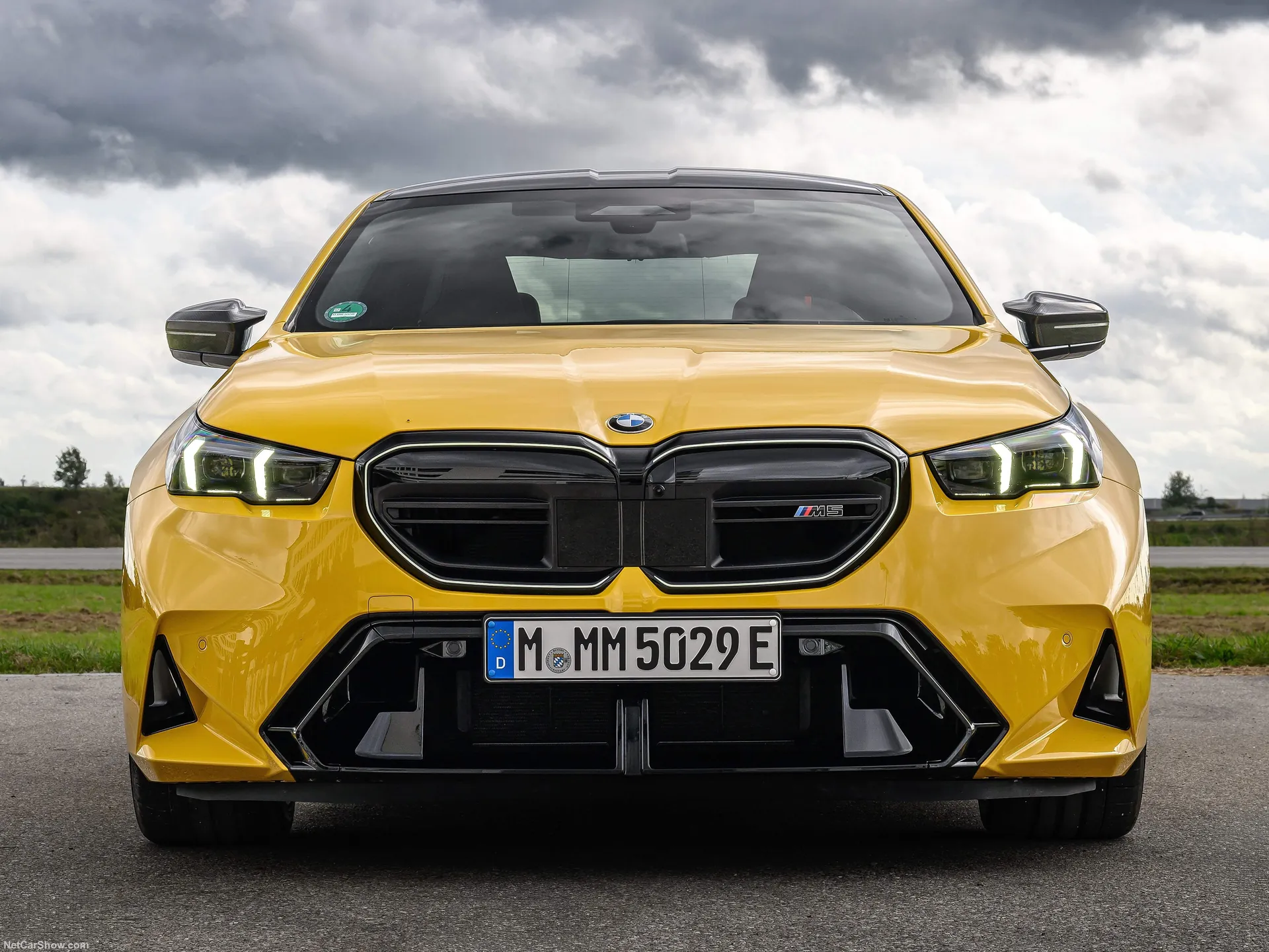 BMW M5 Speed Yellow (2025) – zepředu