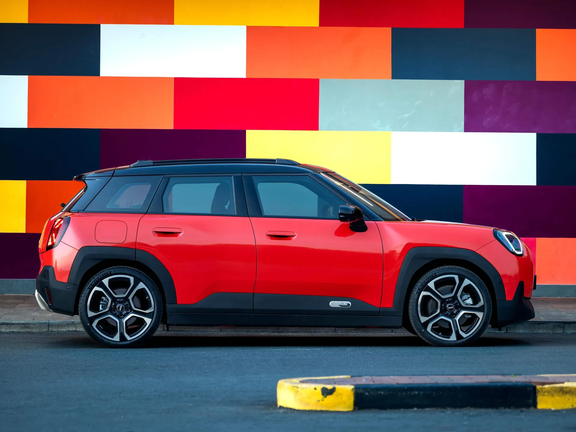 Mini Aceman SE [ZA] (2025) – boční profil