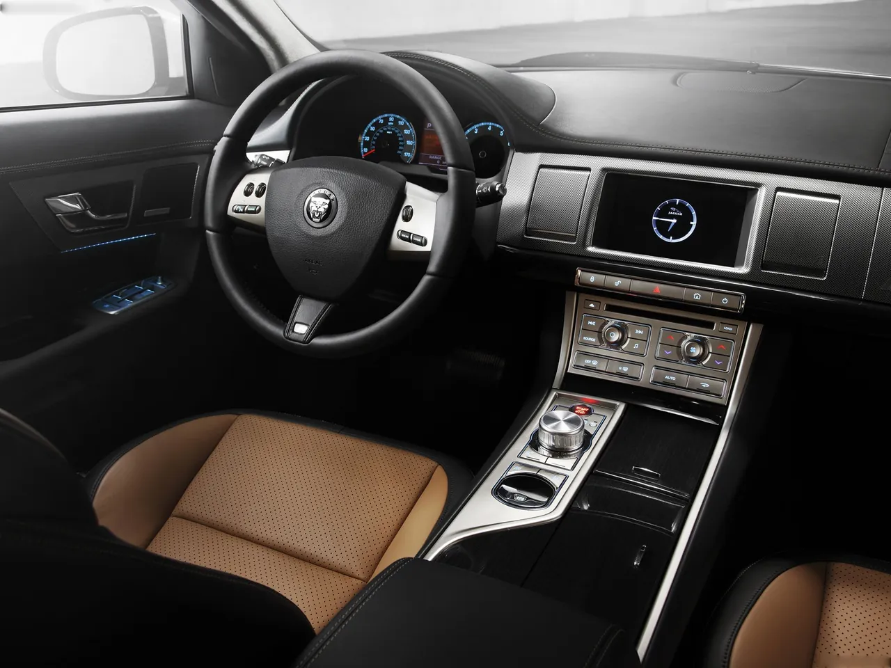 Jaguar XFR (2010) – interiér