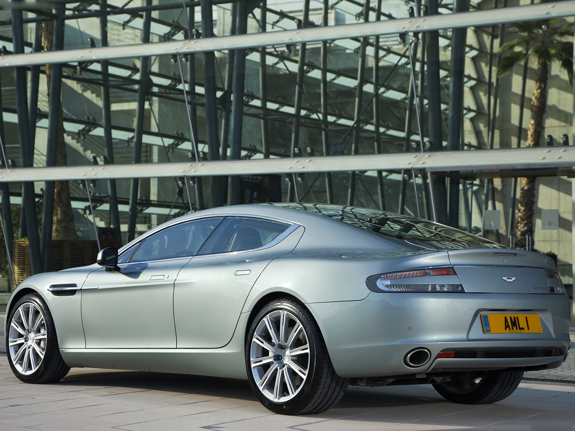 Aston Martin Rapide (2010) – zadní tříčtvrteční pohled
