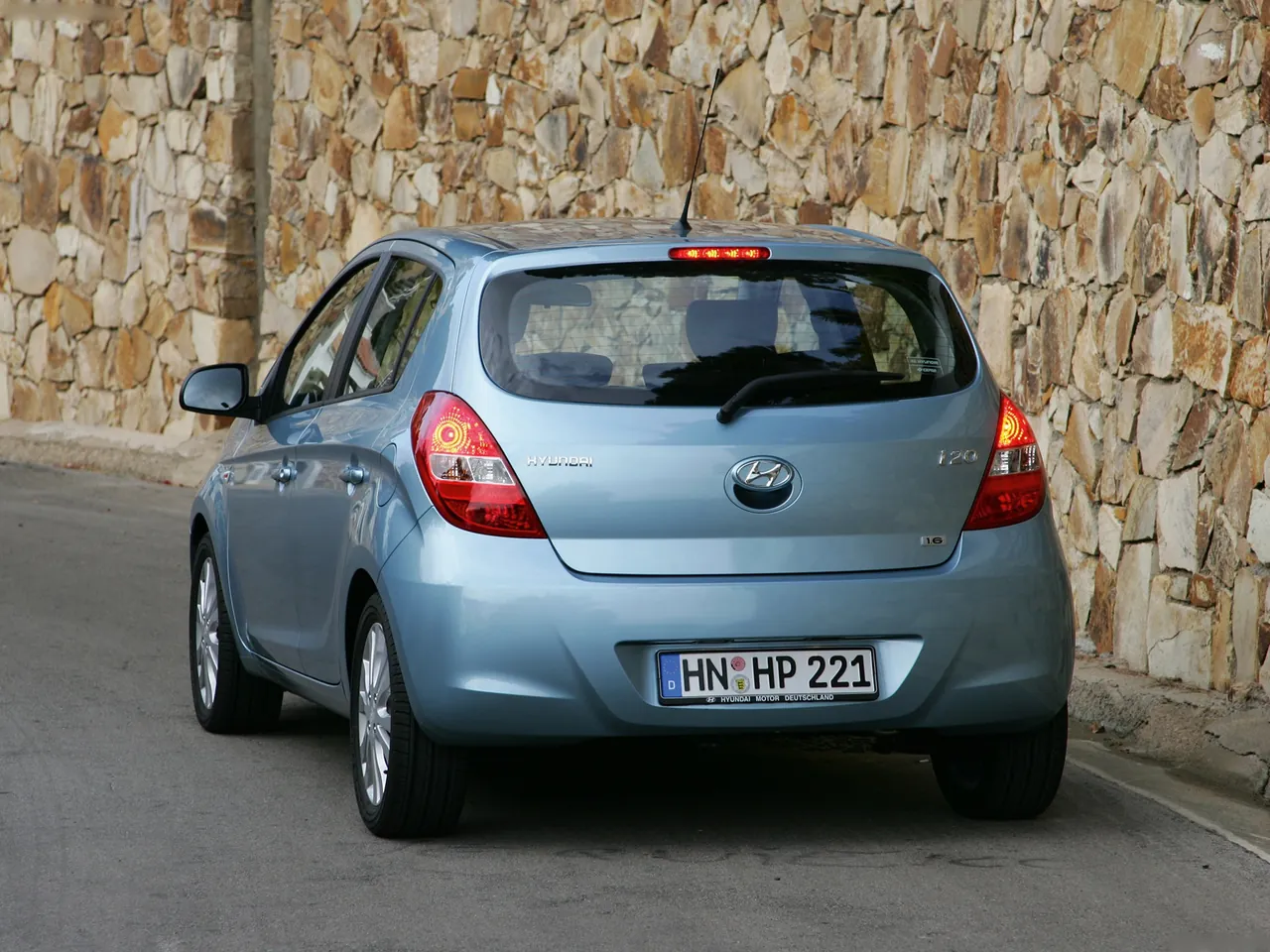 Hyundai i20 (2009) – zadní tříčtvrteční pohled