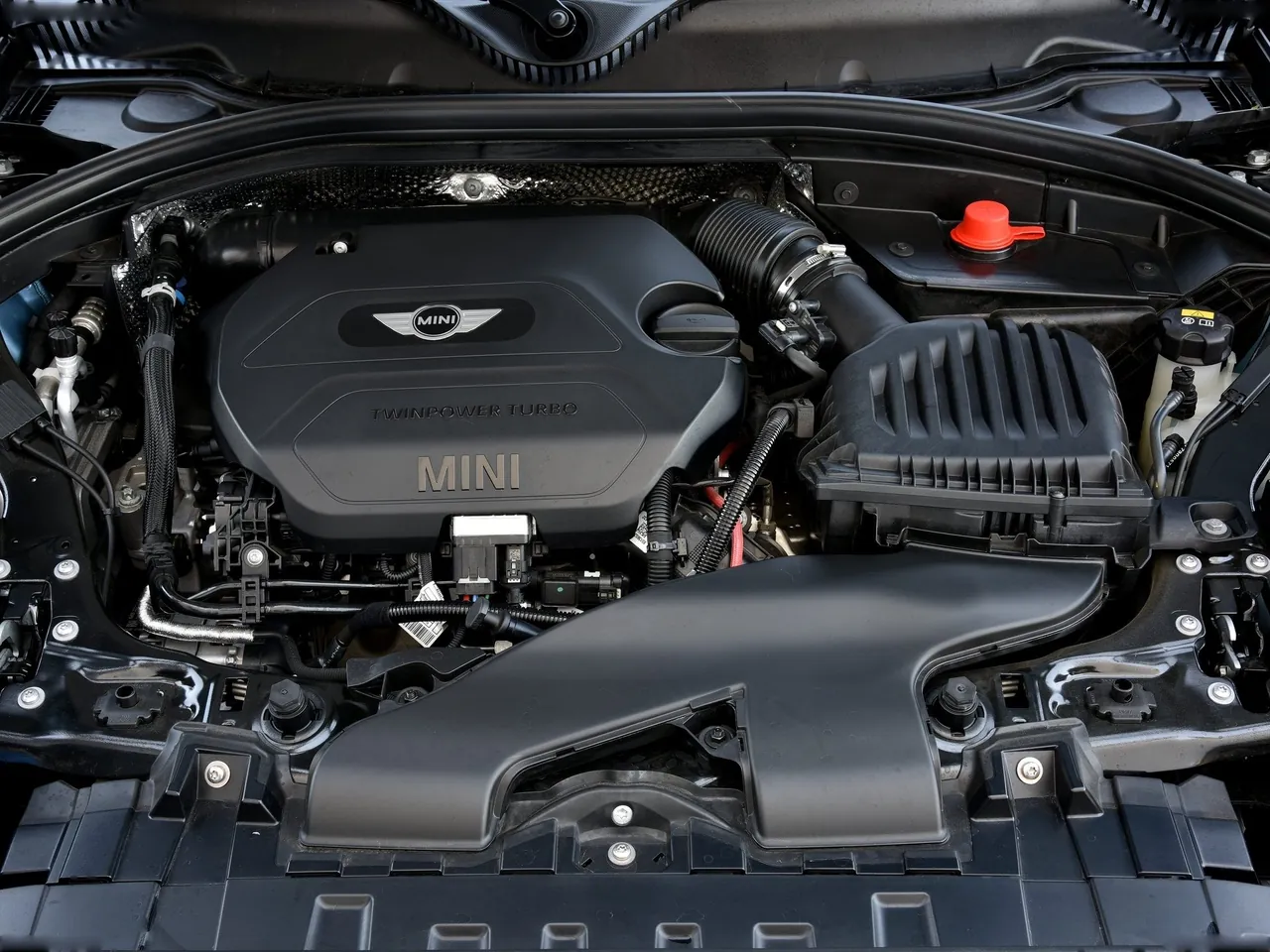 Mini Clubman ALL4 (2016) – motorový prostor
