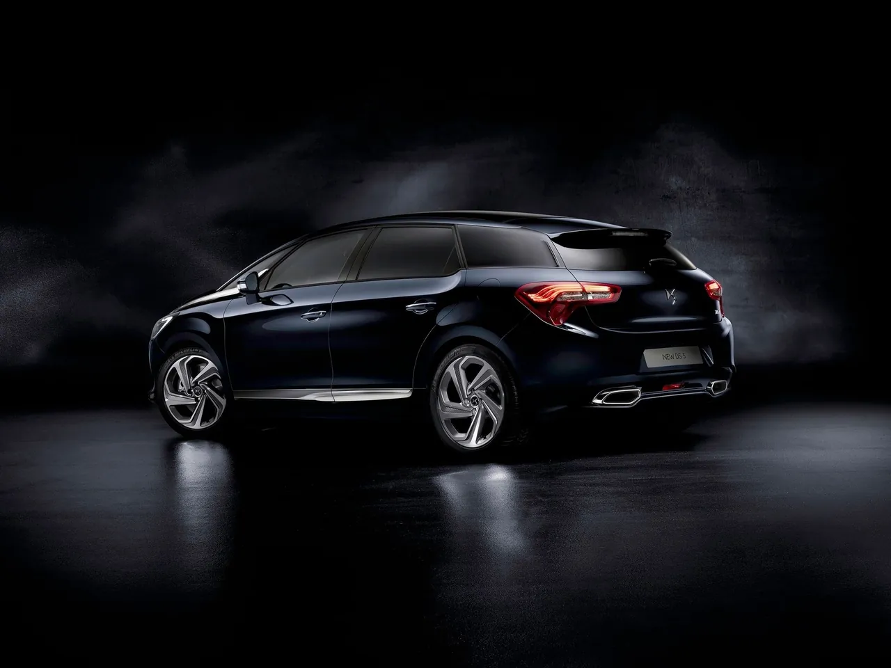 DS 5 (2016) – zadní tříčtvrteční pohled