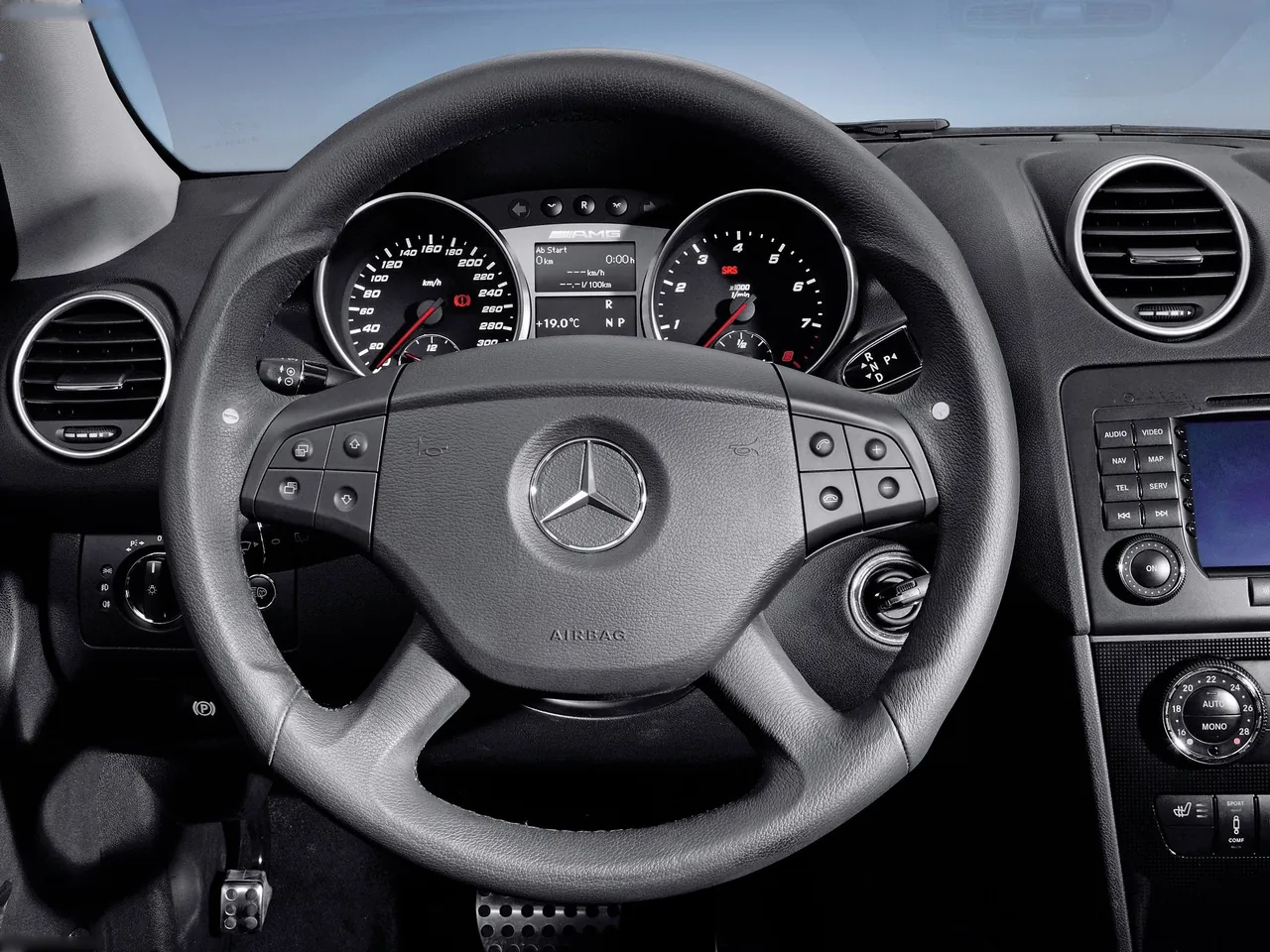 Mercedes-Benz ML 63 AMG (2006) - Interior