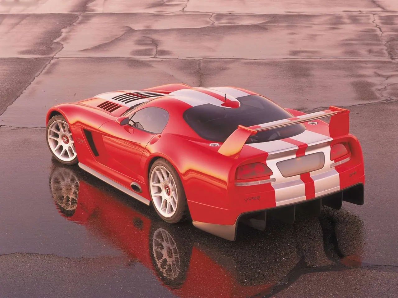 Dodge Viper GTS-R (2000) – zadní tříčtvrteční pohled