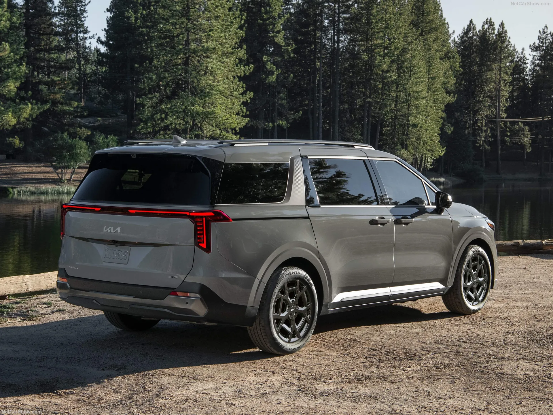 Kia Carnival (2025) – zadní tříčtvrteční pohled