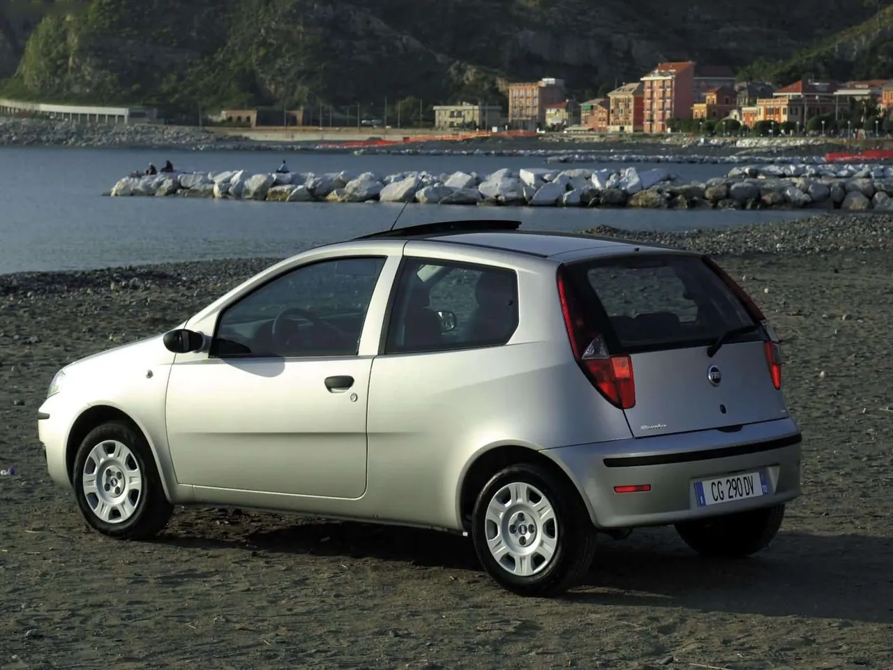 Fiat Punto Active (2003) – zadní tříčtvrteční pohled