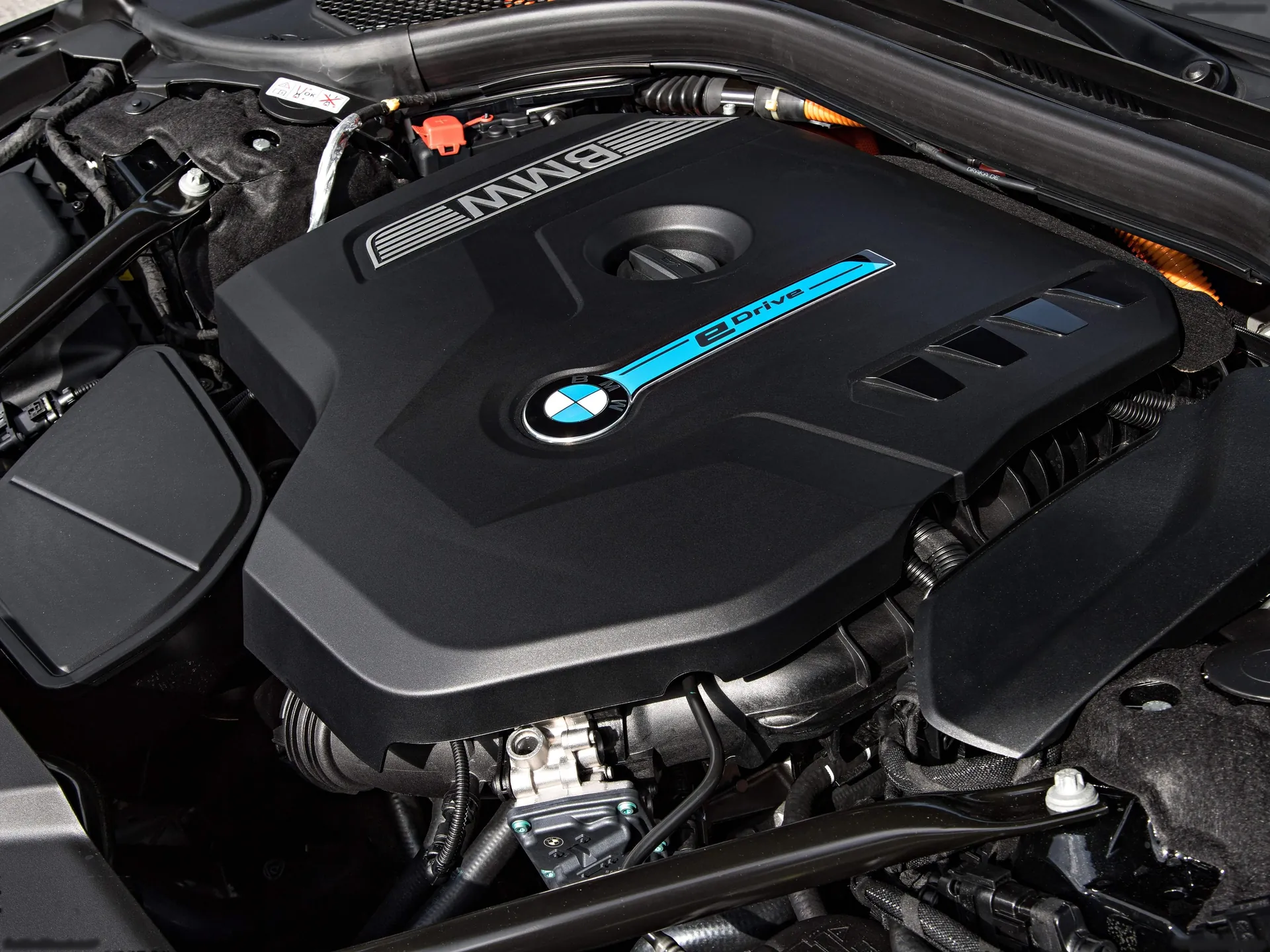 BMW 740Le xDrive iPerformance (2017) – motorový prostor