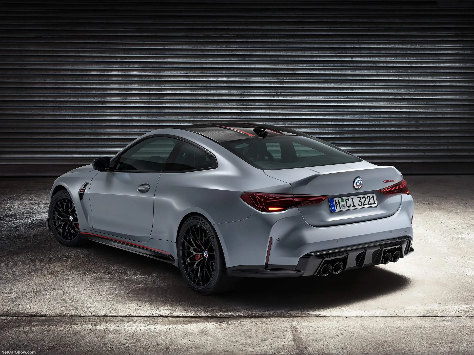 BMW M4 CSL (2023) – zadní tříčtvrteční pohled