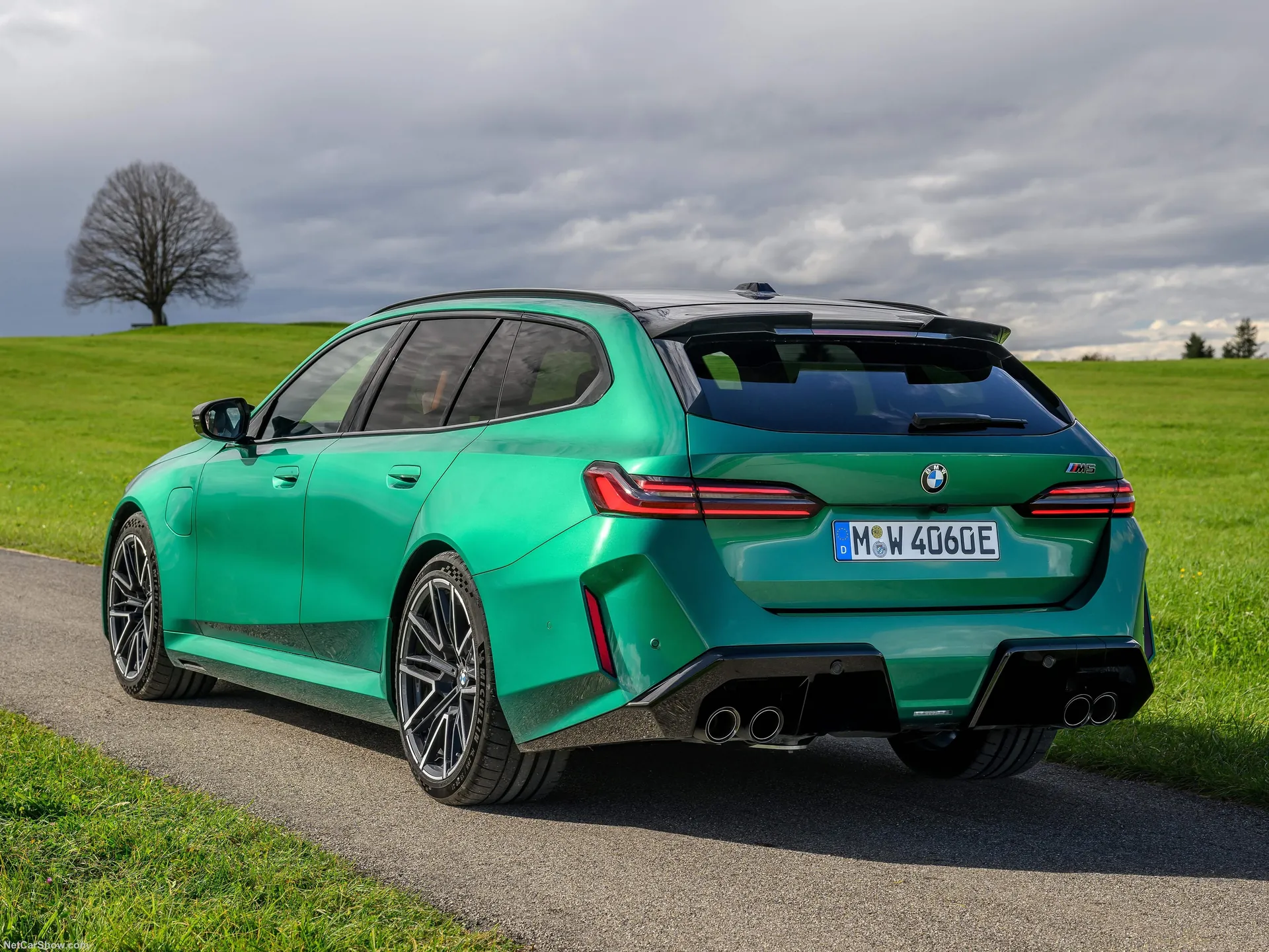 BMW M5 Touring Isle of Man Green (2025) – zadní tříčtvrteční pohled