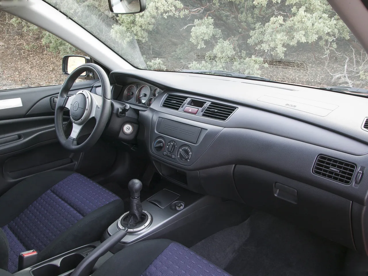 Mitsubishi Lancer Evolution RS (2004) – interiér