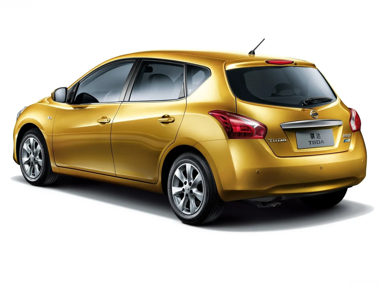 Nissan Tiida (2012) – zadní tříčtvrteční pohled