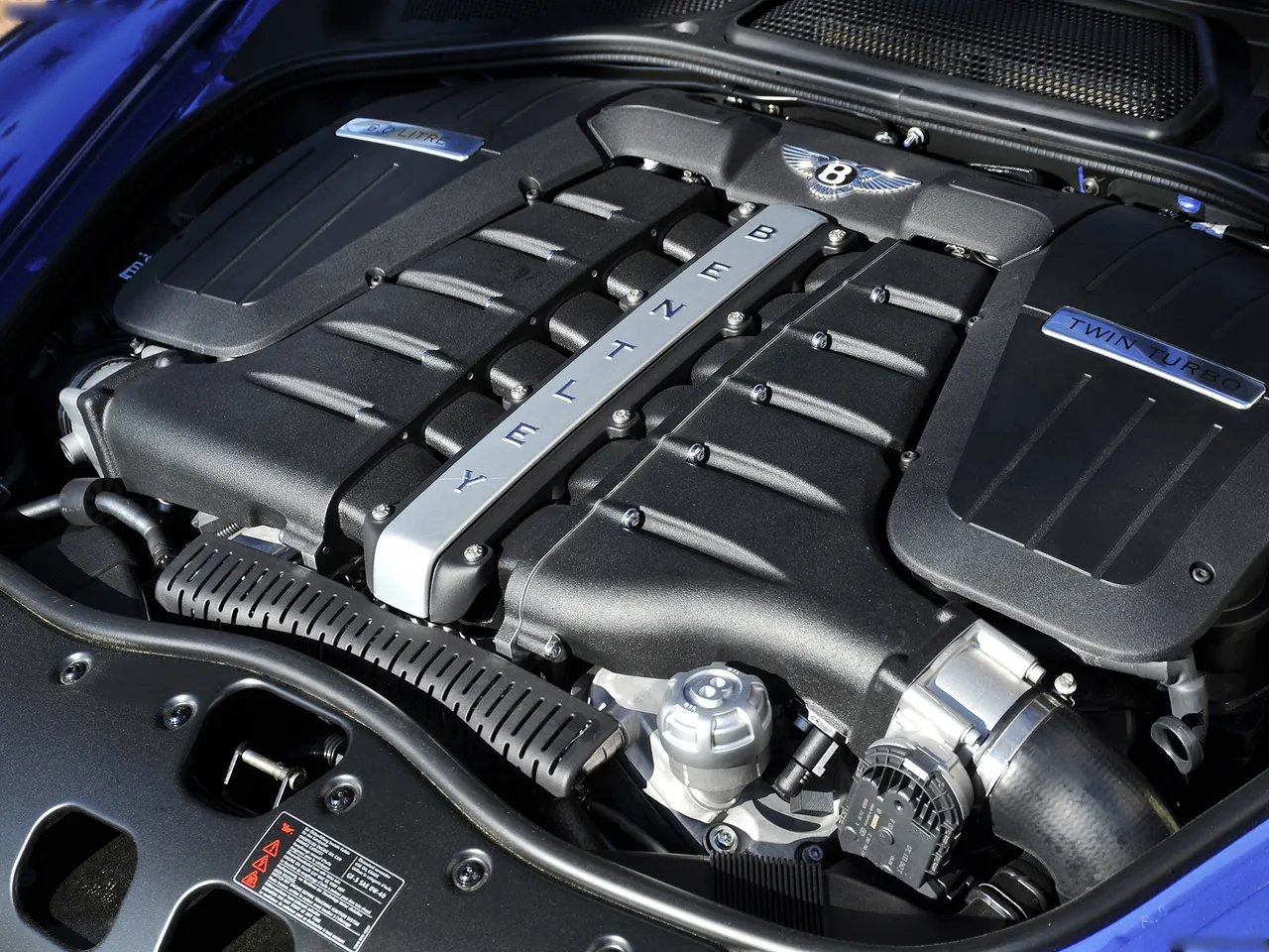 Bentley Continental GTC Speed (2010) – motorový prostor