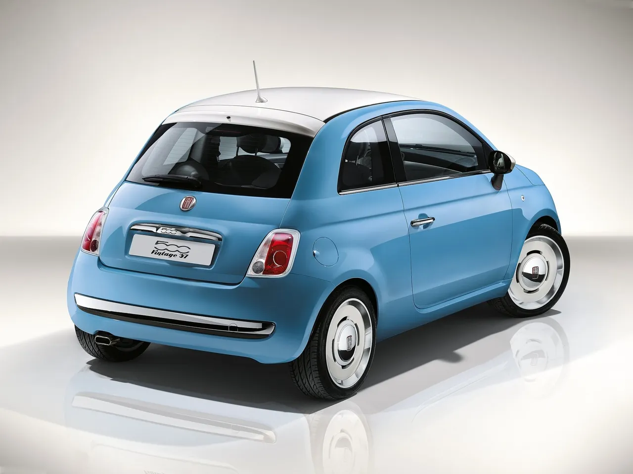 Fiat 500 Vintage 57 (2015) – zadní tříčtvrteční pohled