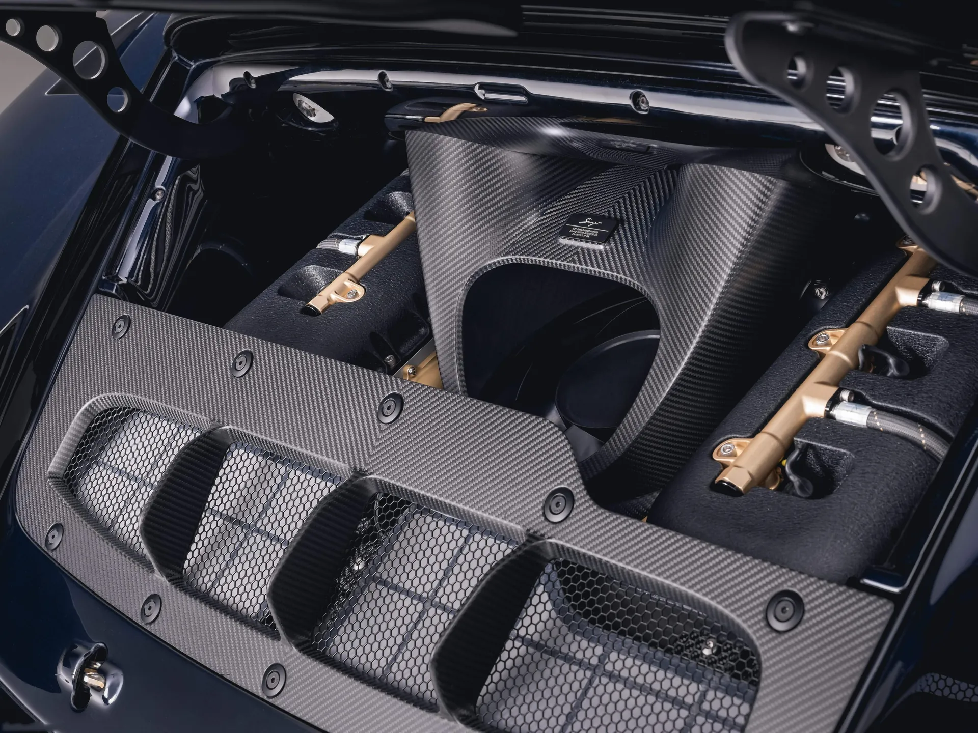Singer DLS Turbo Sorcerer (2026) – motorový prostor