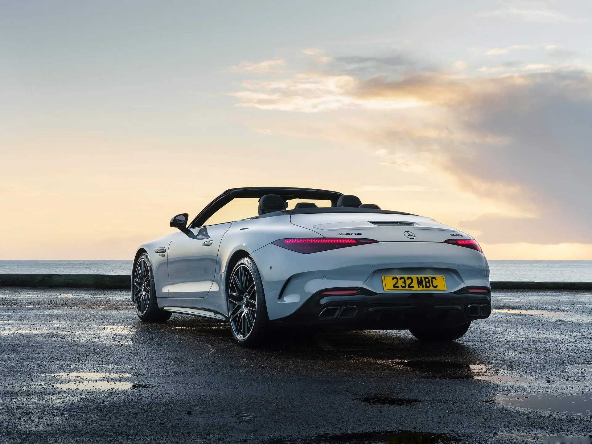 Mercedes-Benz SL63 AMG [UK] (2023) – zadní tříčtvrteční pohled