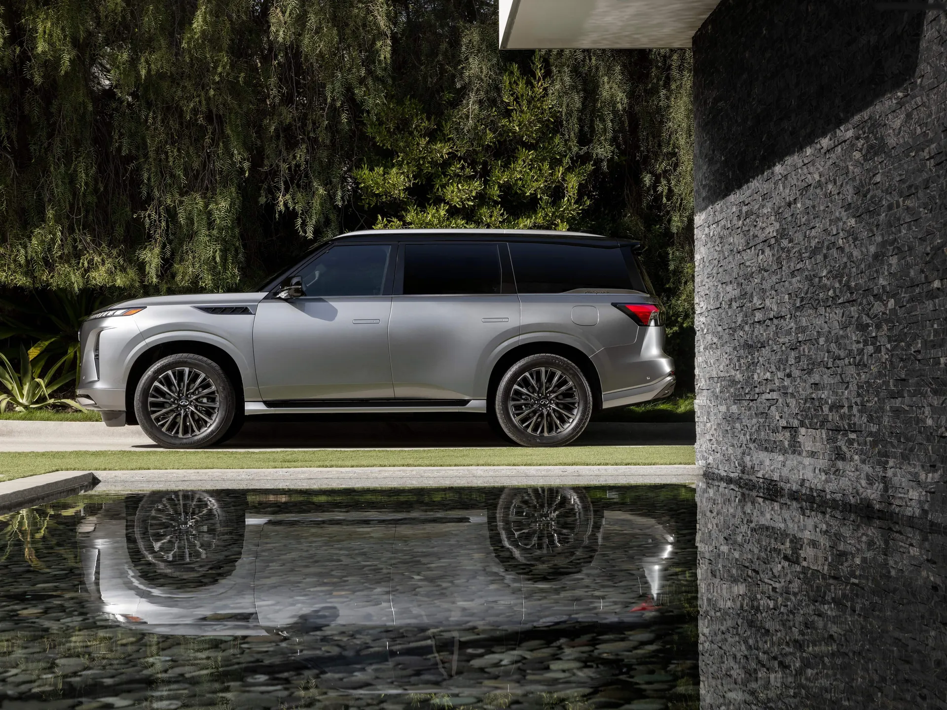 Infiniti QX80 (2025) – boční profil