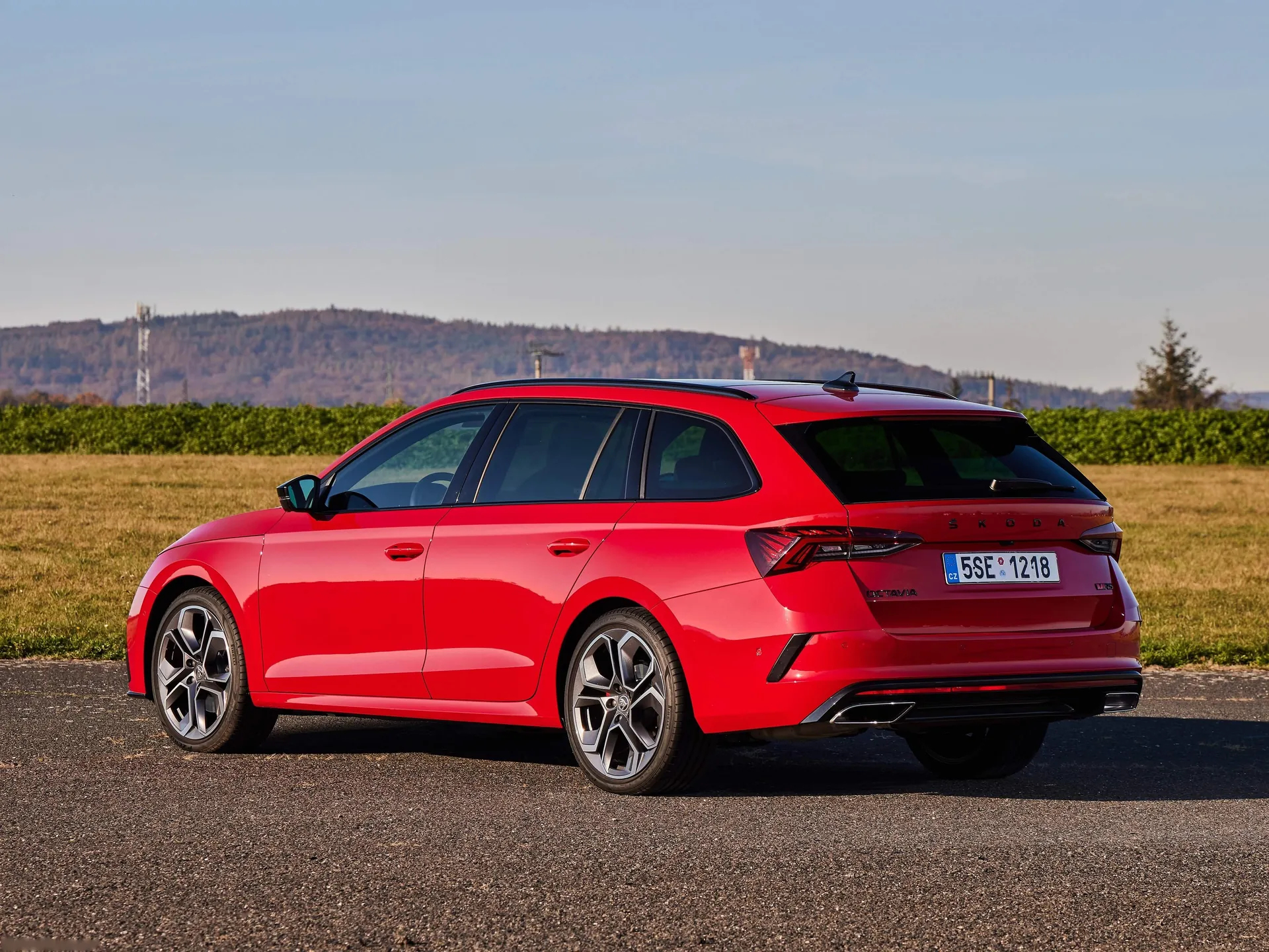 Skoda Octavia RS Combi (2020) – zadní tříčtvrteční pohled