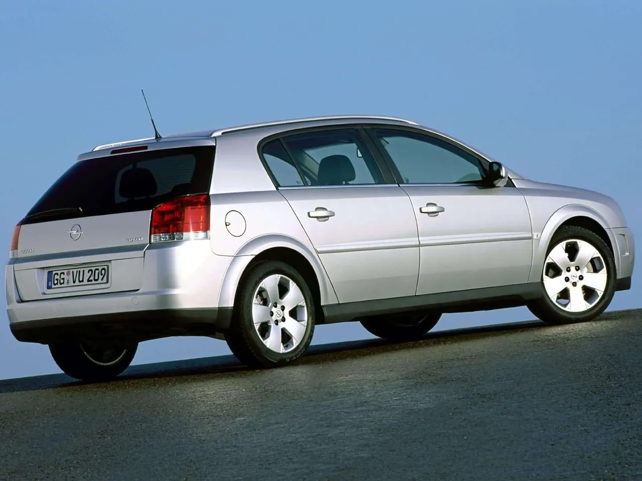 Opel Signum 3.0 DTI (2003) - Rear Three-Quarter