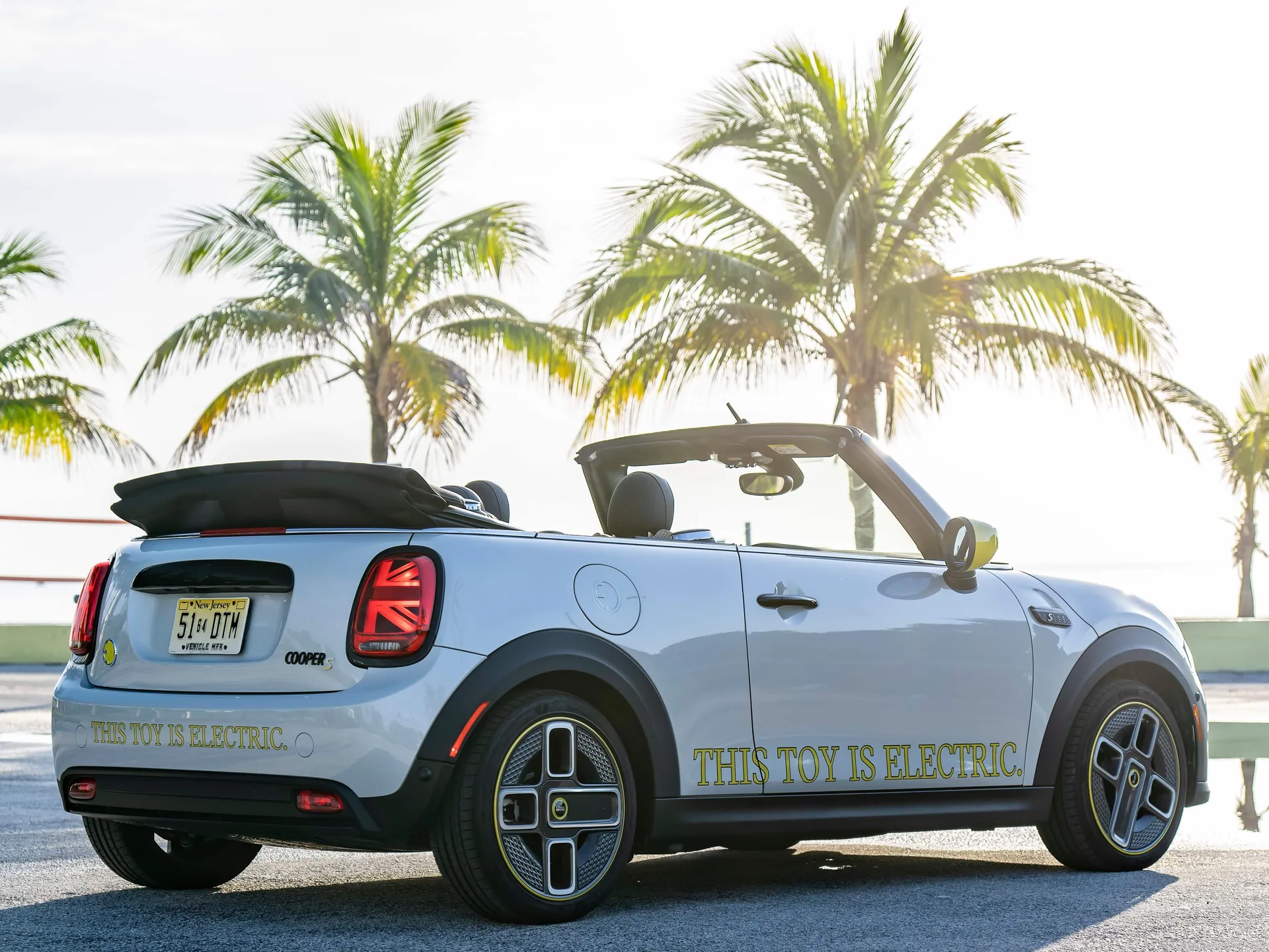Mini Cooper SE Convertible Concept (2022) – zadní tříčtvrteční pohled