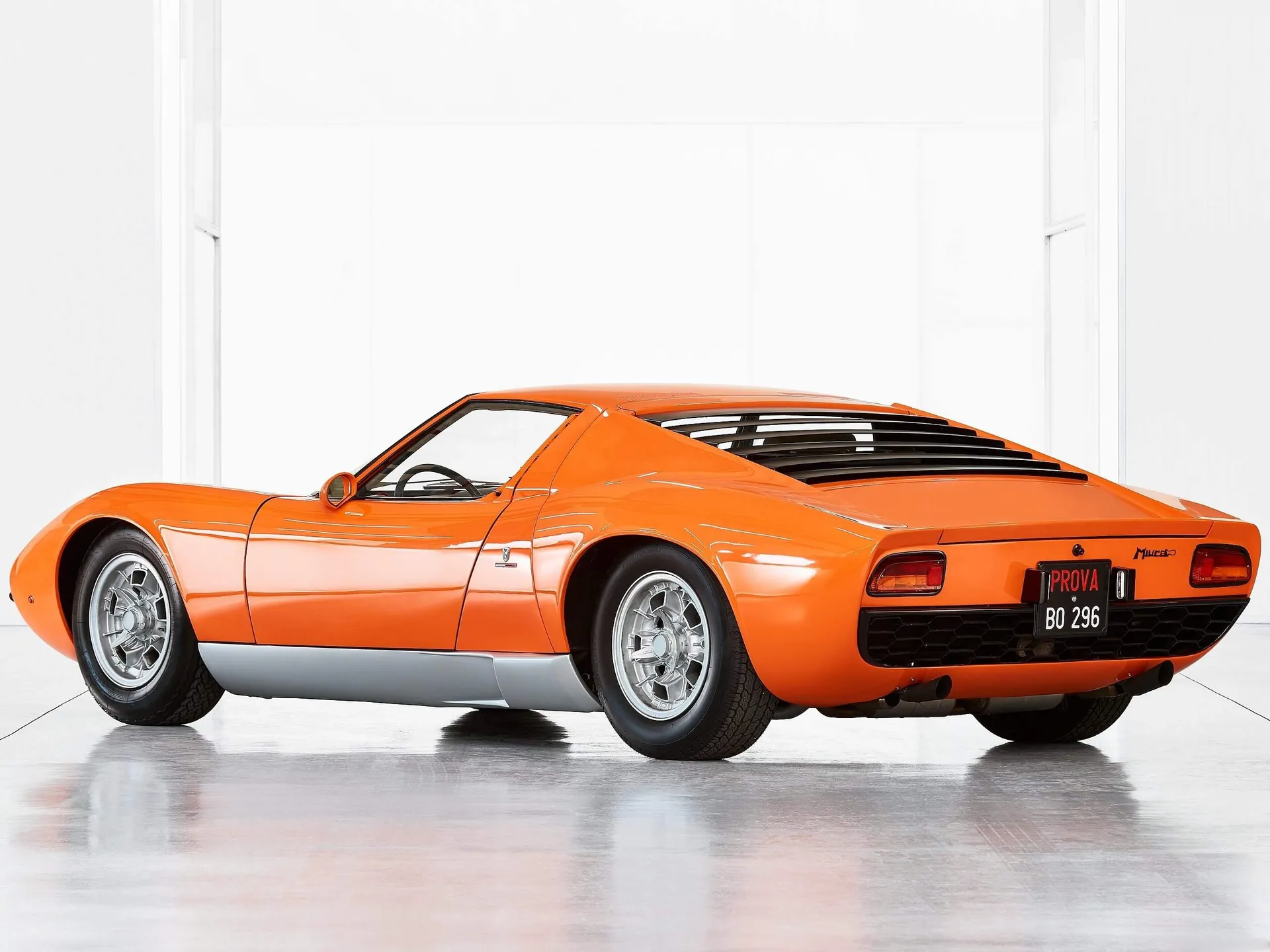 Lamborghini Miura P400 (1968) – zadní tříčtvrteční pohled