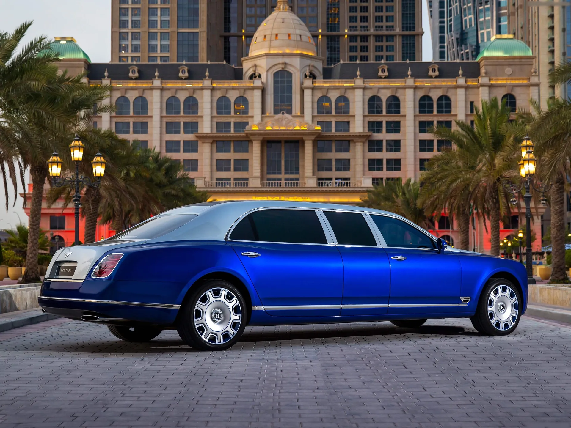 Bentley Mulsanne Grand Limousine by Mulliner (2017) – zadní tříčtvrteční pohled