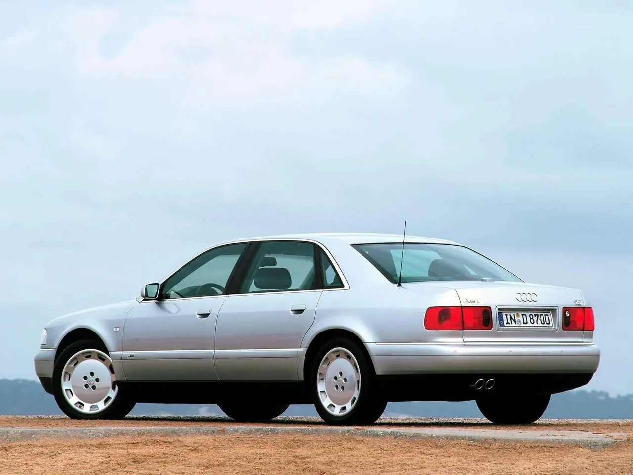 Audi A8 L 6.0 quattro (2001) – zadní tříčtvrteční pohled