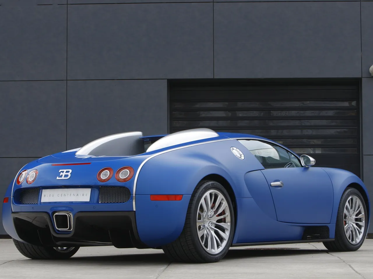 Bugatti Veyron Bleu Centenaire (2009) – zadní tříčtvrteční pohled