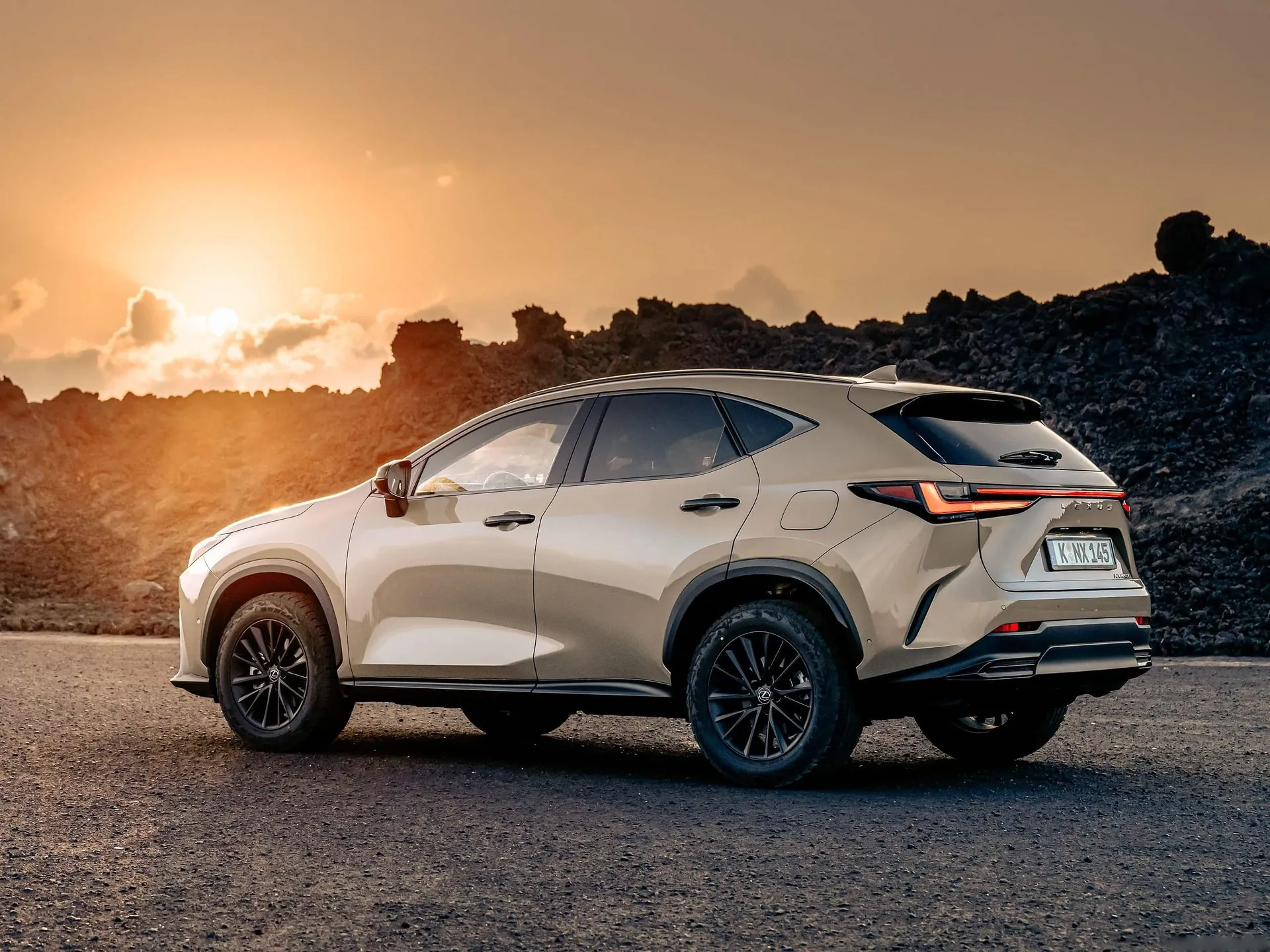 Lexus NX Overtrail (2025) – zadní tříčtvrteční pohled