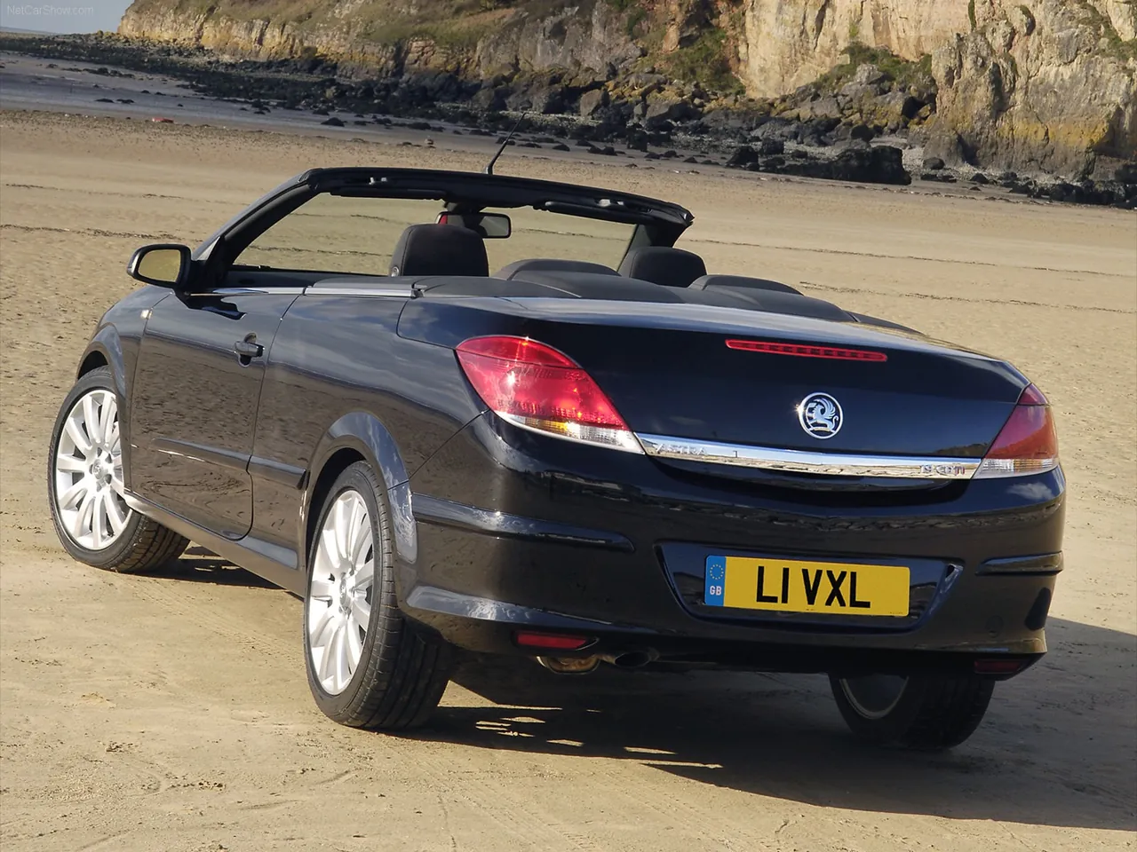 Vauxhall Astra TwinTop (2006) – zadní tříčtvrteční pohled