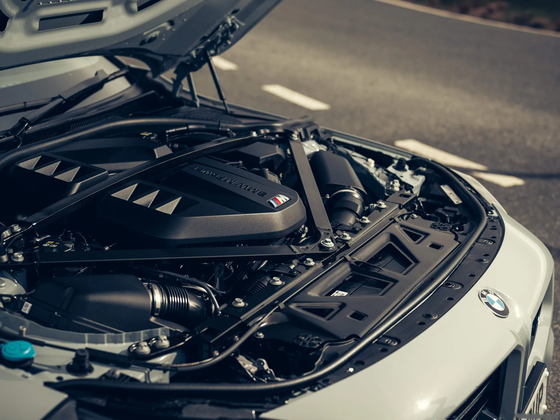 BMW M2 [UK] (2023) – motorový prostor