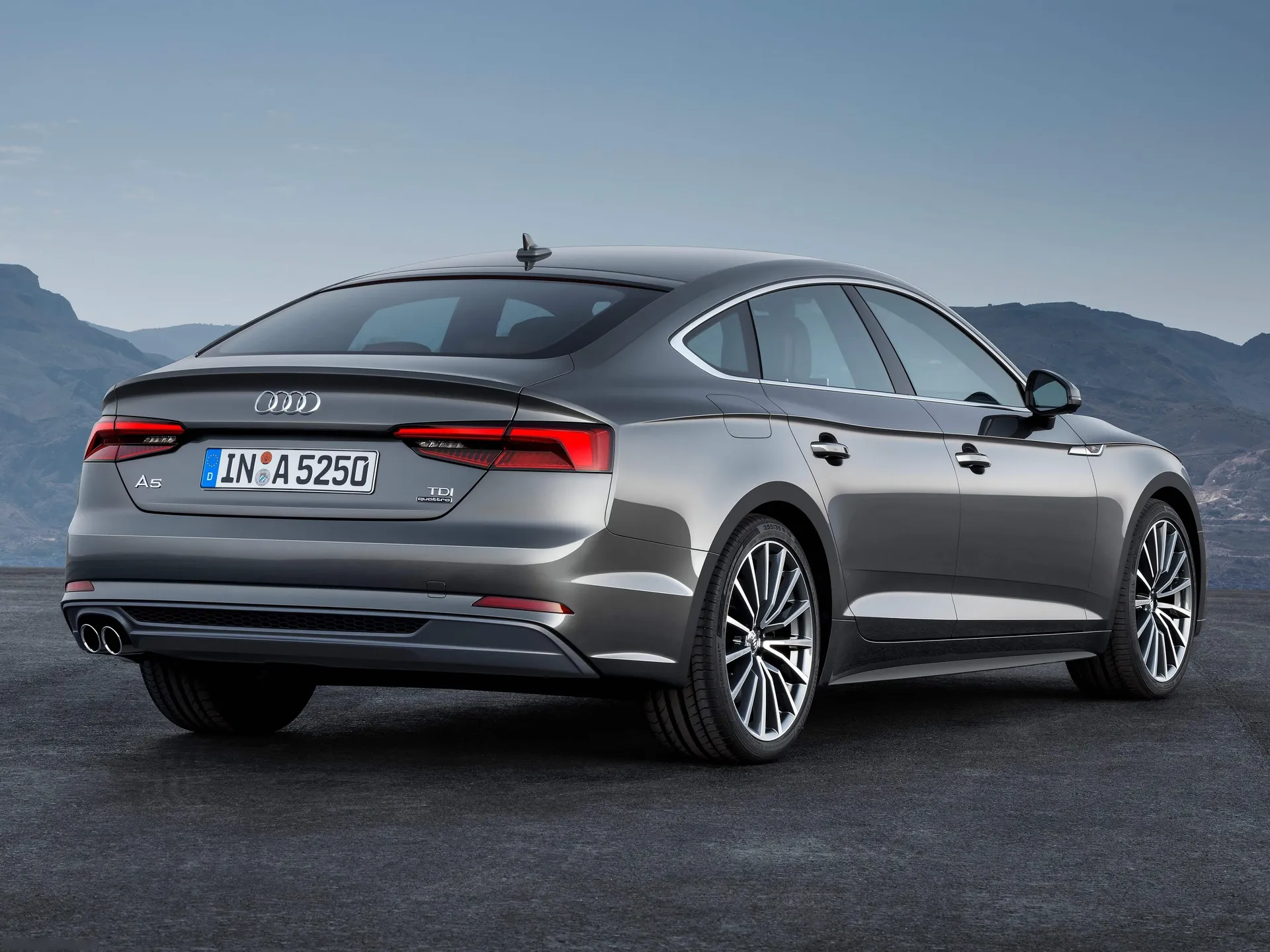 Audi A5 Sportback (2017) – zadní tříčtvrteční pohled