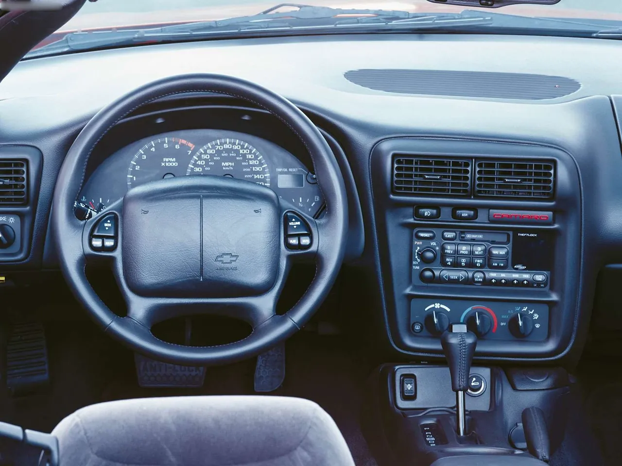 Chevrolet Camaro Convertible (2001) – interiér