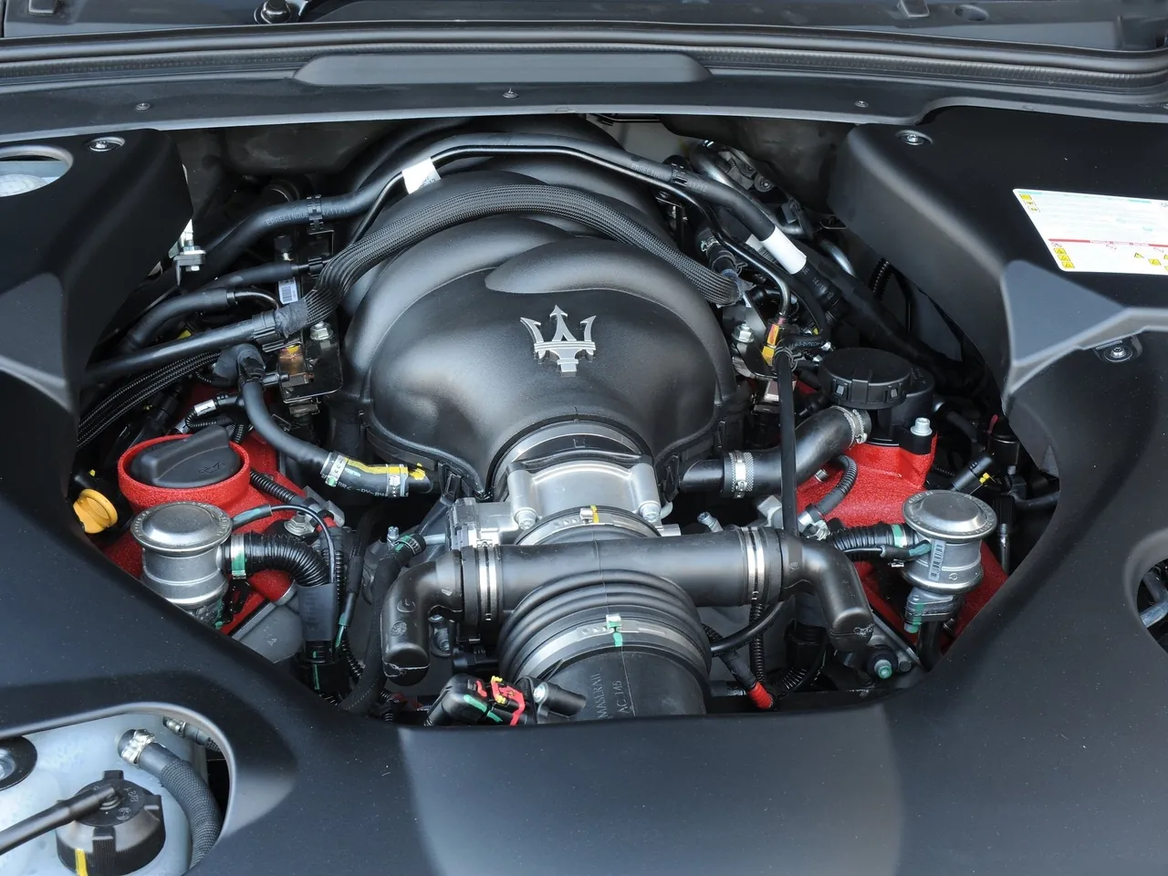 Maserati GranTurismo MC Stradale (2014) – motorový prostor