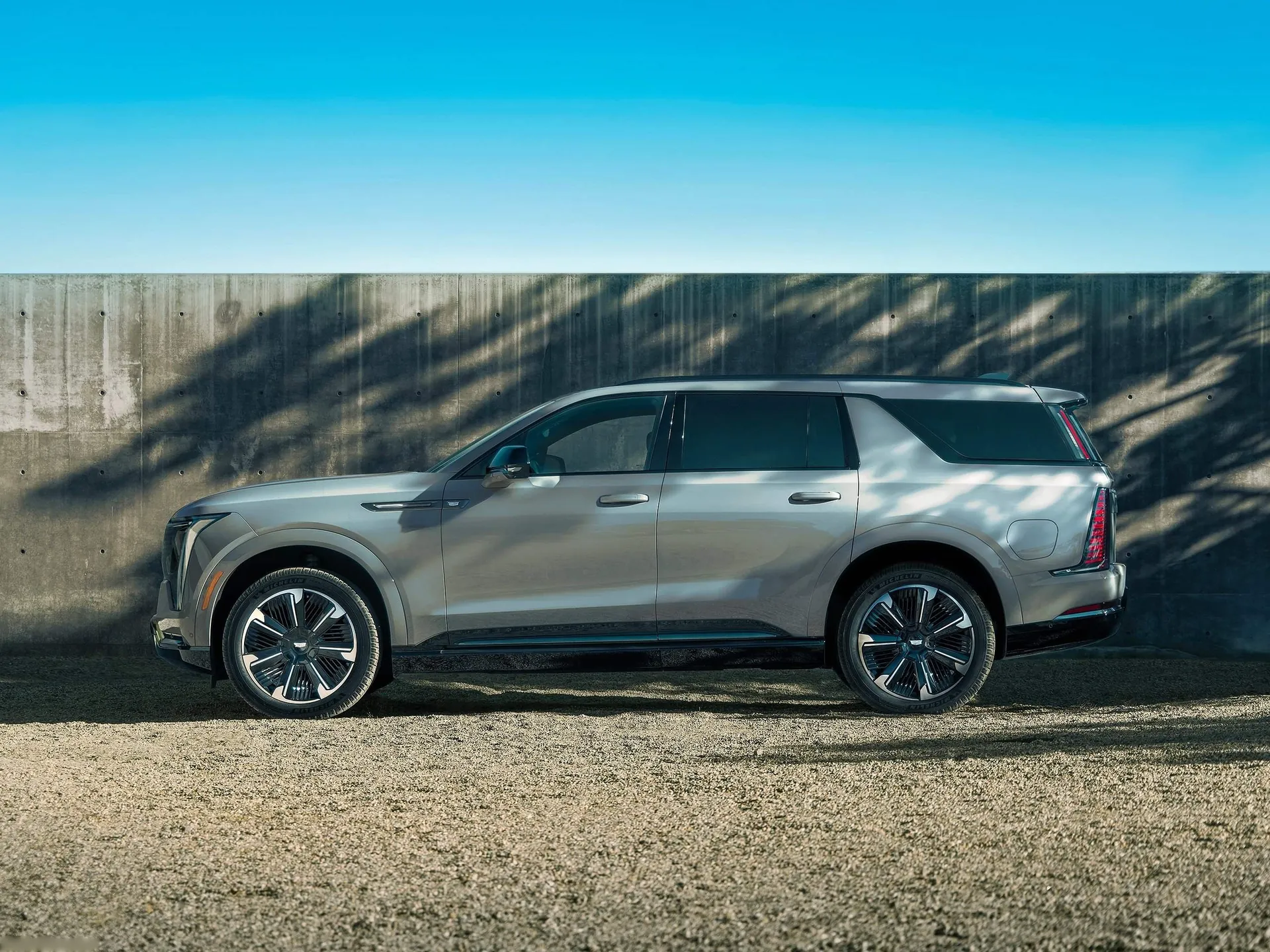 Cadillac Escalade IQL (2026) – boční profil