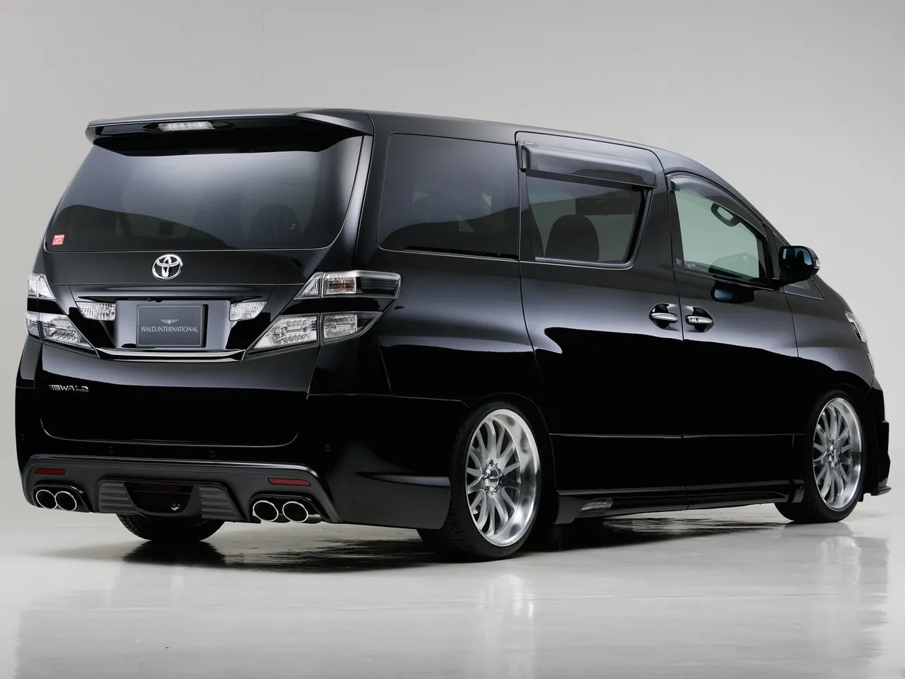 Wald Toyota Vellfire (2009) – zadní tříčtvrteční pohled