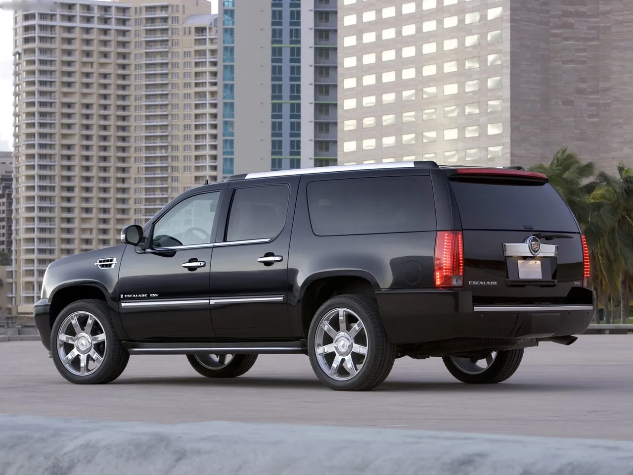 Cadillac Escalade ESV (2007) – zadní tříčtvrteční pohled