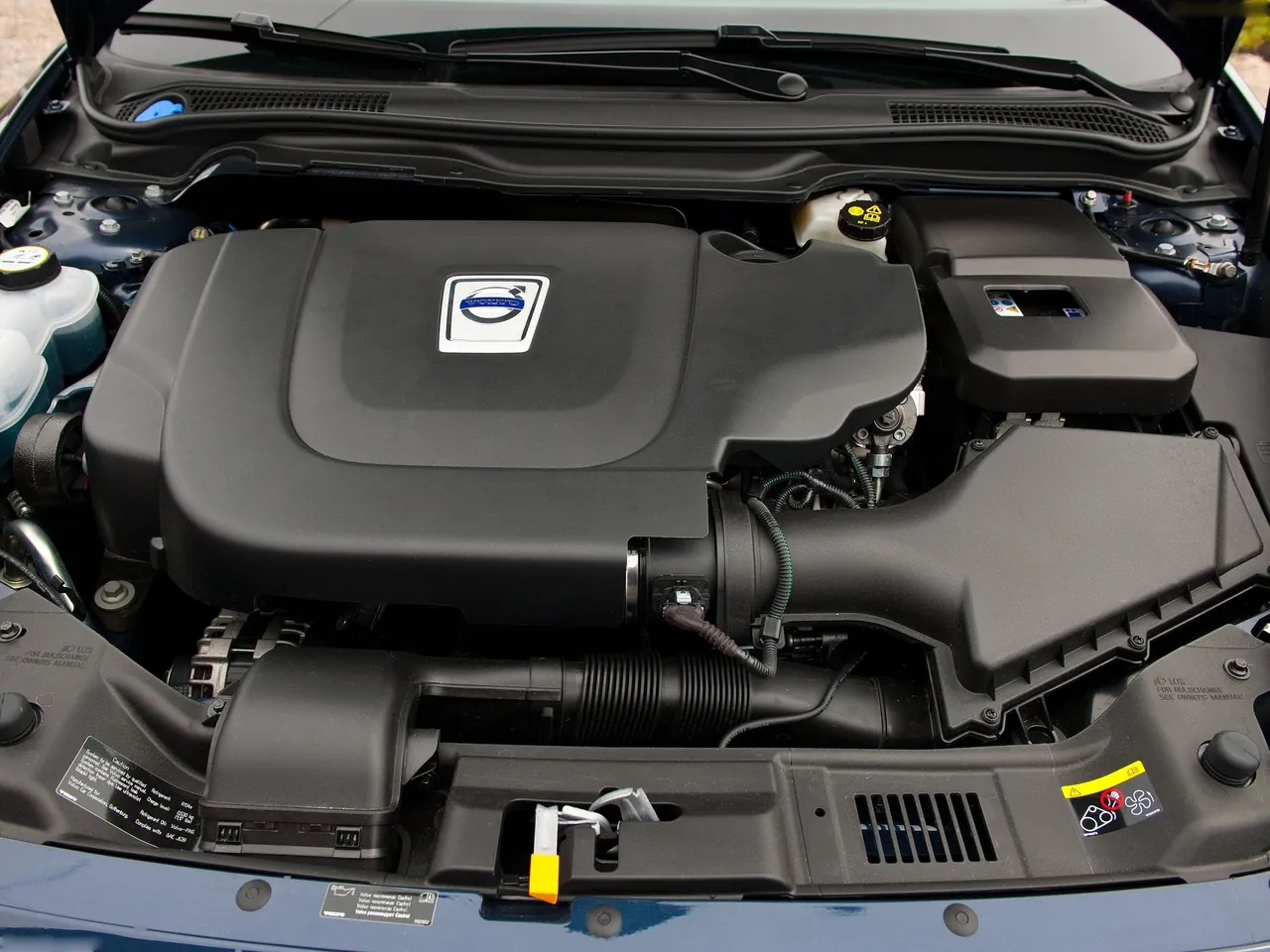 Volvo C70 (2010) – motorový prostor