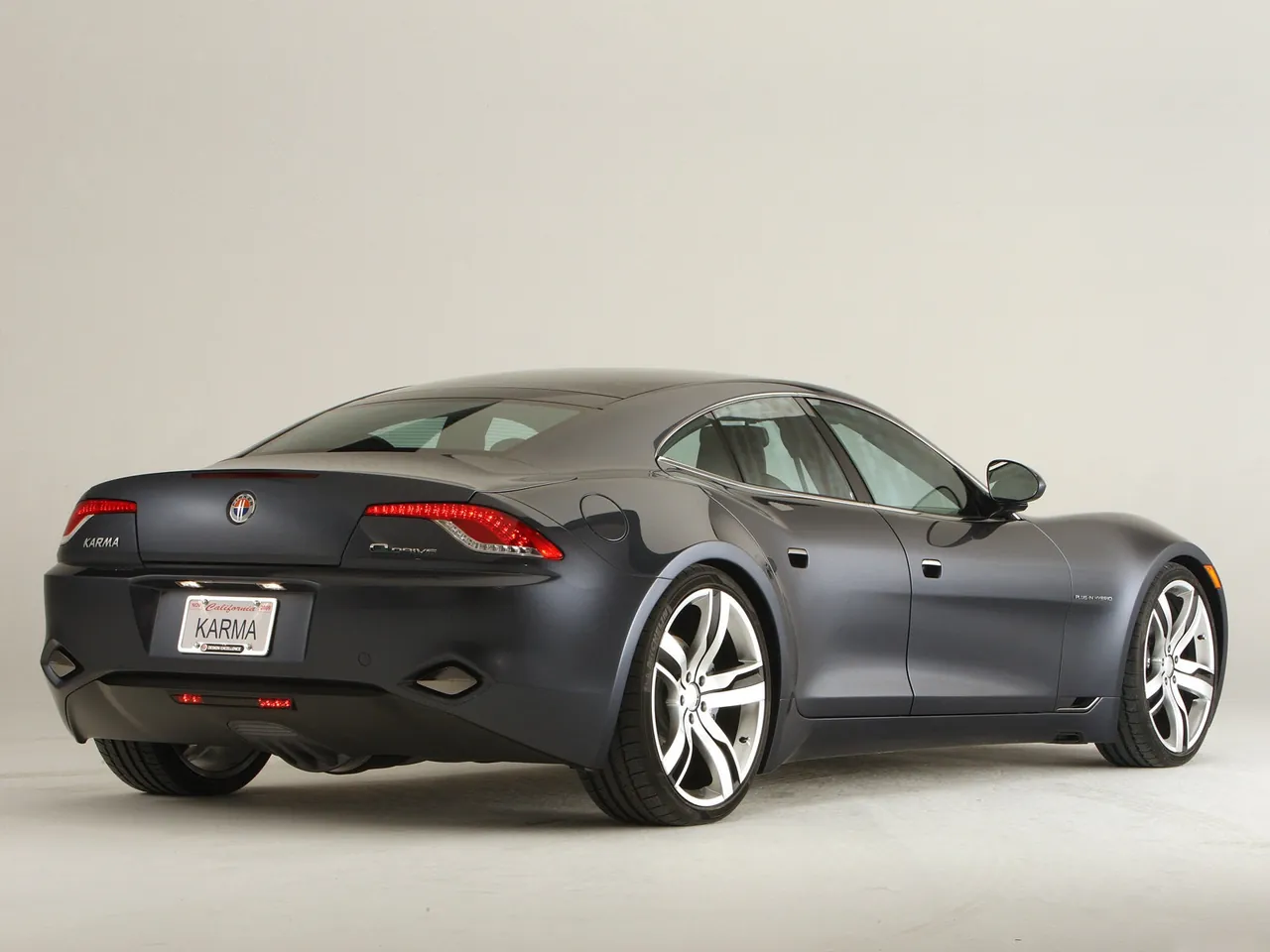 Fisker Karma (2010) – zadní tříčtvrteční pohled