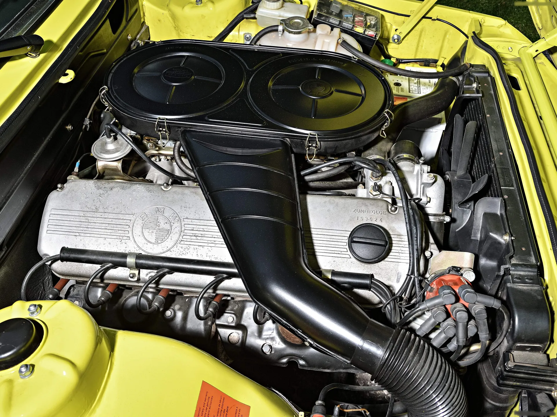BMW 5-Series (1975) – motorový prostor