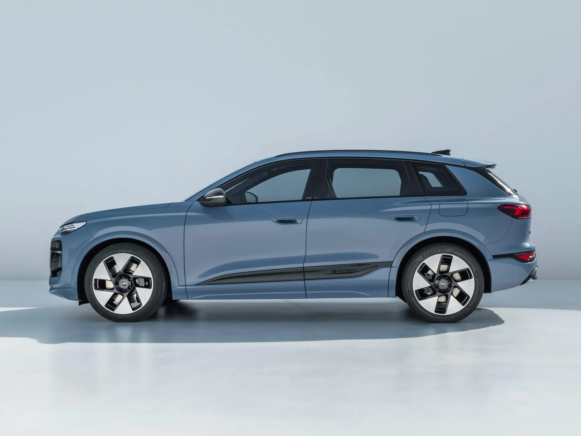 Audi Q6L e-tron (2025) – boční profil