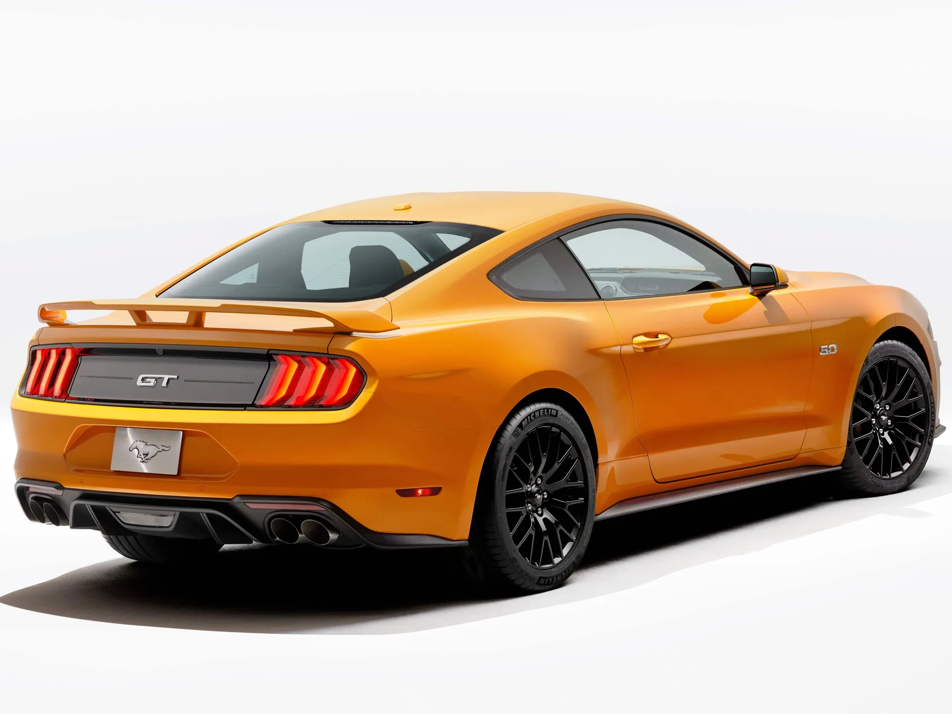 Ford Mustang GT (2018) – zadní tříčtvrteční pohled