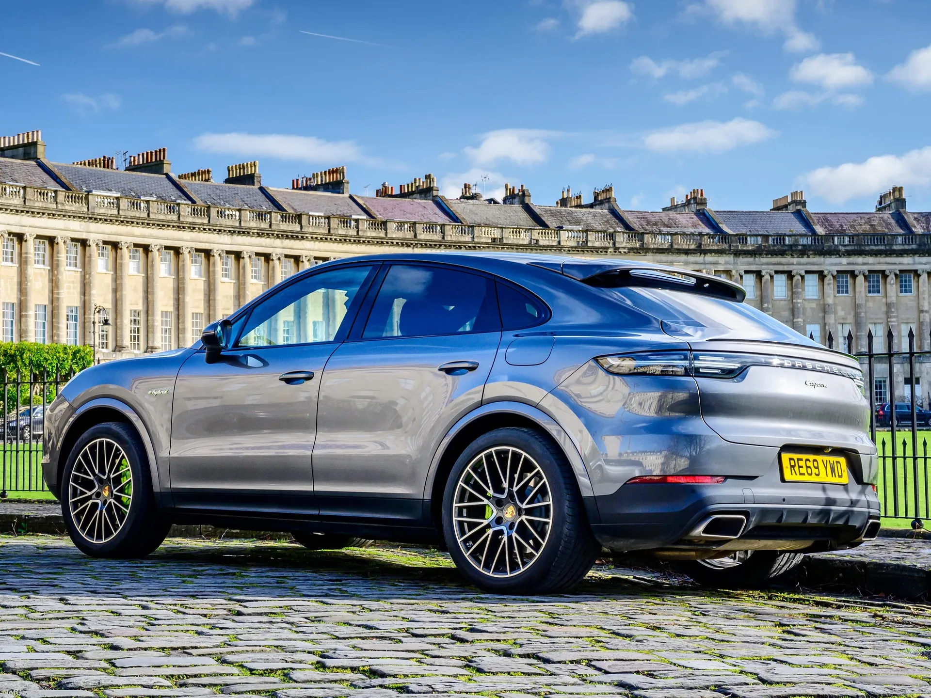 Porsche Cayenne E-Hybrid Coupe [UK] (2020) – zadní tříčtvrteční pohled