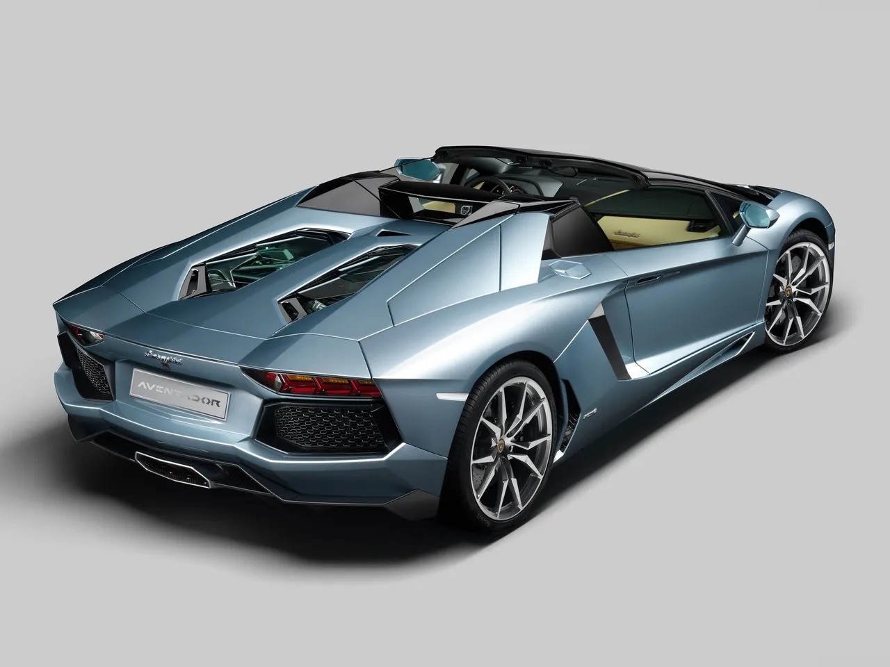 Lamborghini Aventador LP700-4 Roadster (2014) – zadní tříčtvrteční pohled