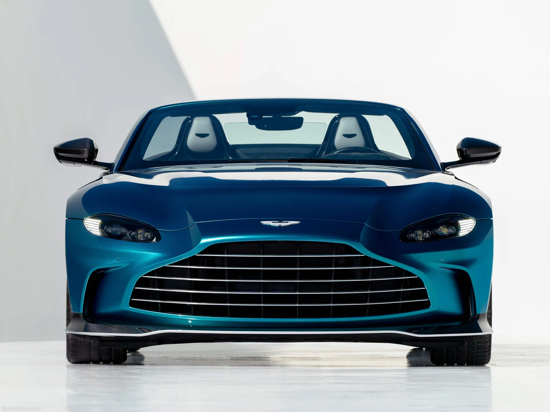 Aston Martin V12 Vantage Roadster (2023) - Front