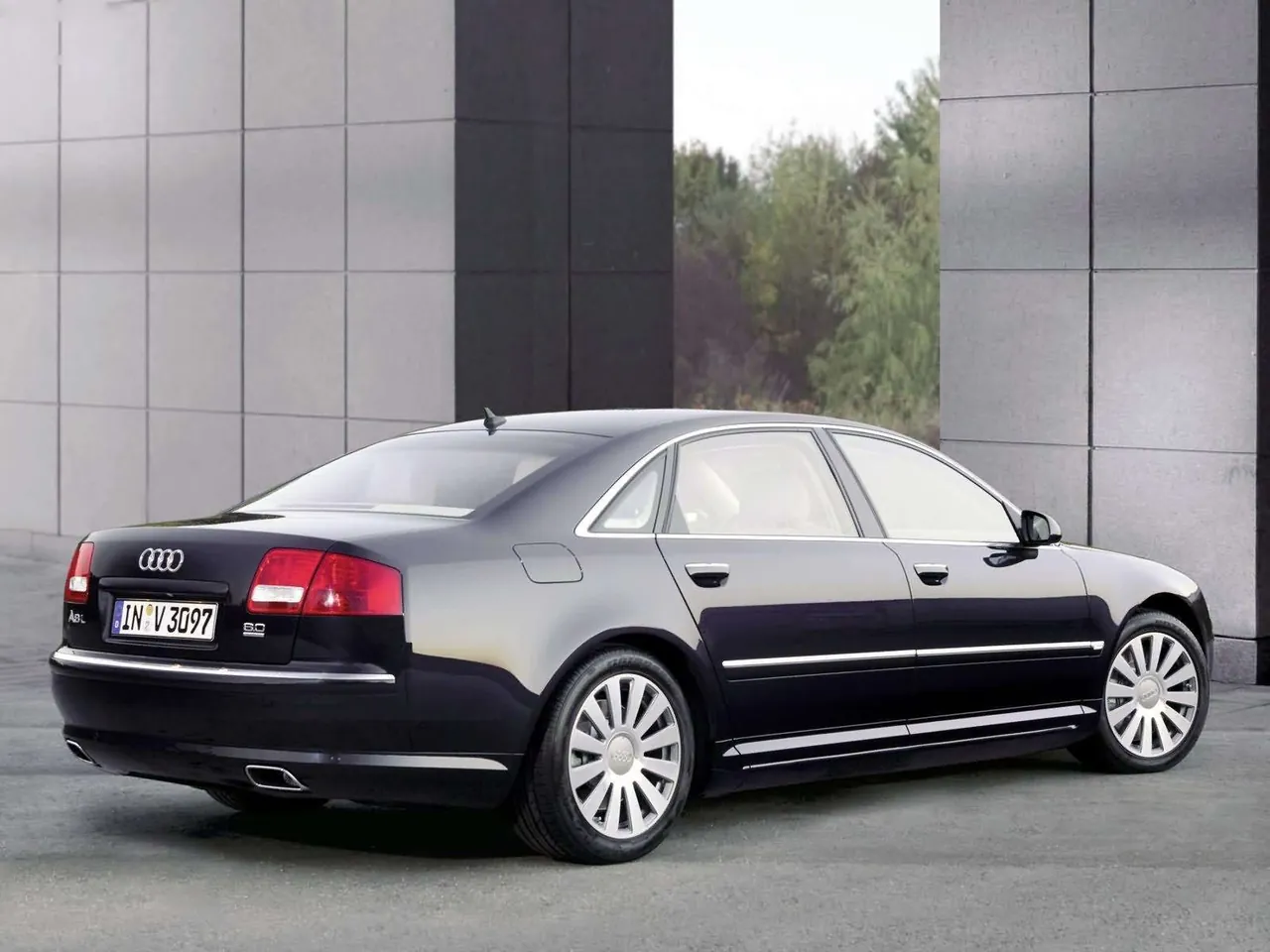 Audi A8 L 6.0 W12 quattro (2004) – zadní tříčtvrteční pohled