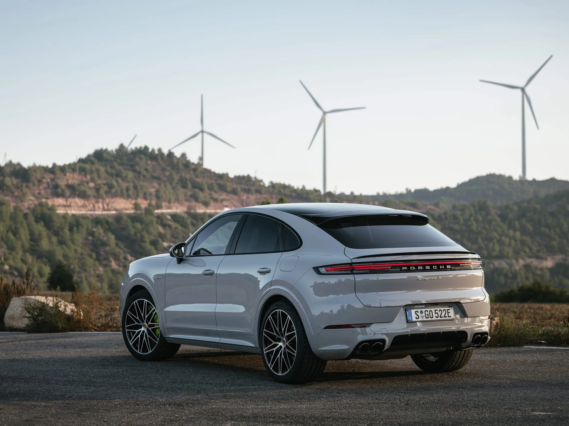 Porsche Cayenne S E-Hybrid Coupe (2024) – zadní tříčtvrteční pohled